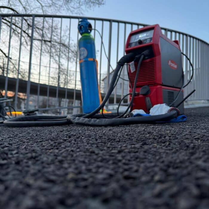 Schweißgerät und Gasflasche bei Schweißarbeiten auf einer Brücke in Korntal