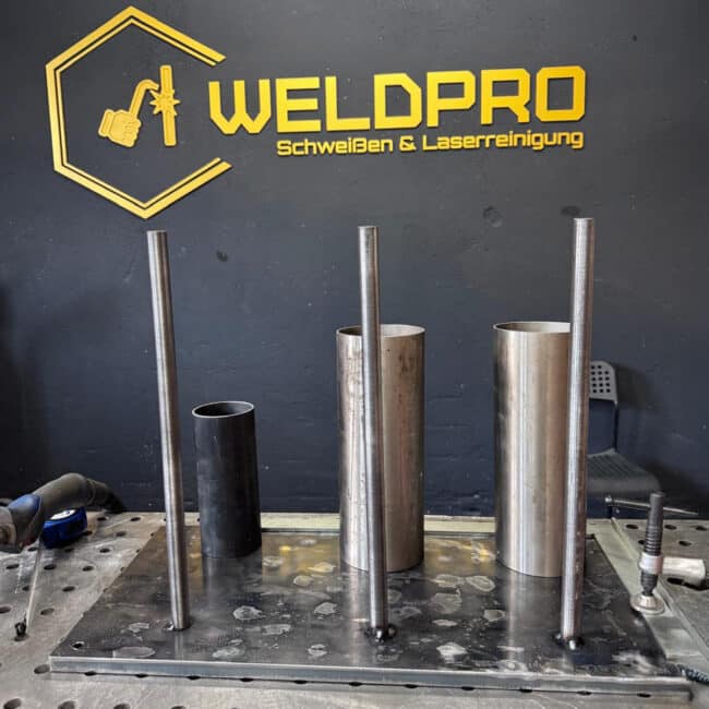 Präzise verschweißte Rohrkonstruktion auf dem Schweißtisch vor dem Weldpro-Logo